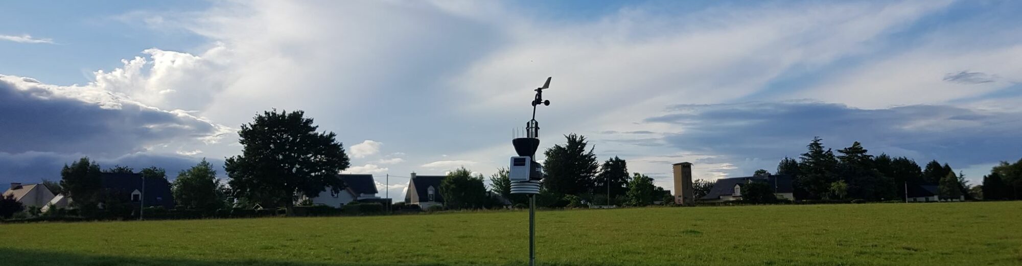 La station météo installée dans son environnement de mesure